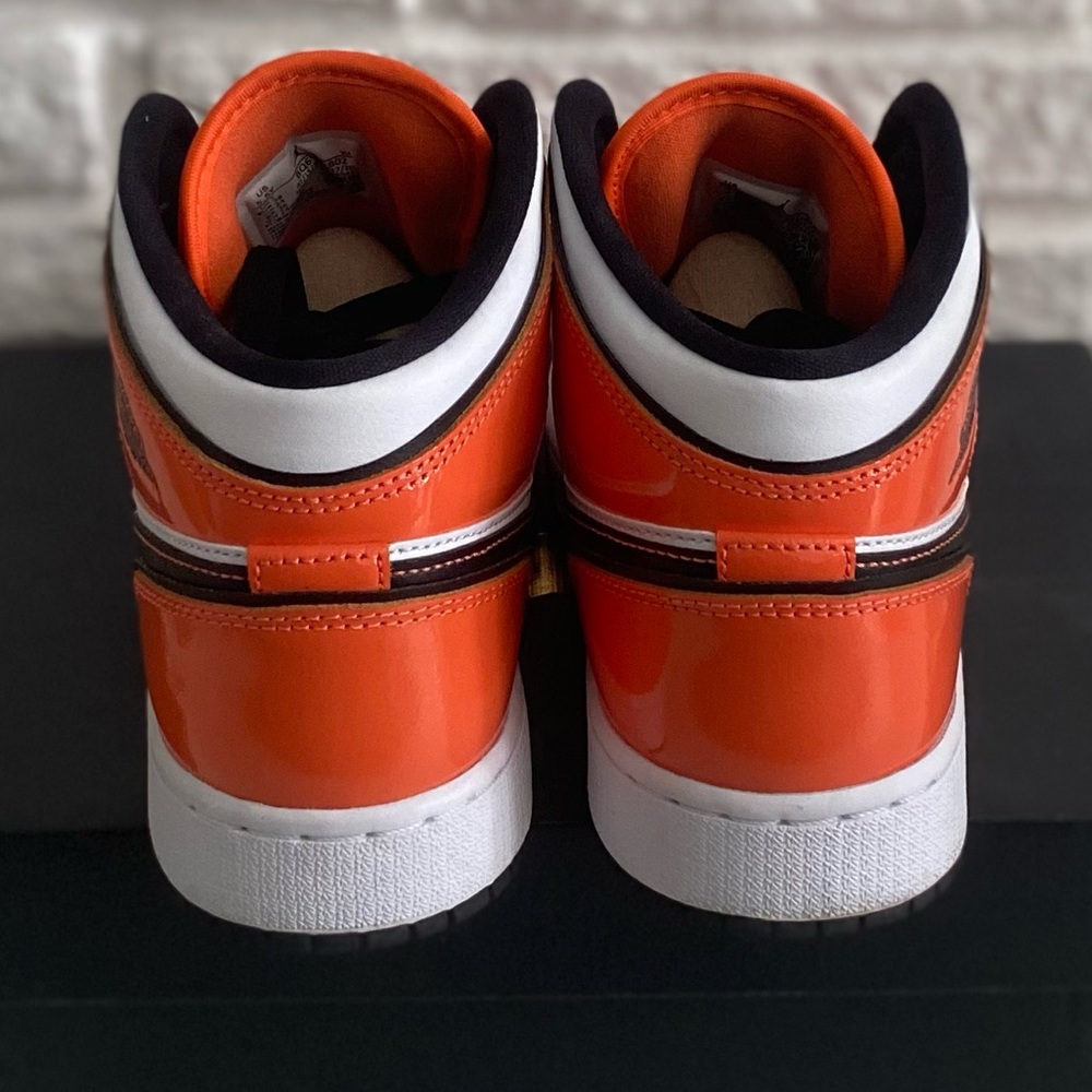 Air Jordan 1 Mid Se Turf Orange - Picture 5 of 8